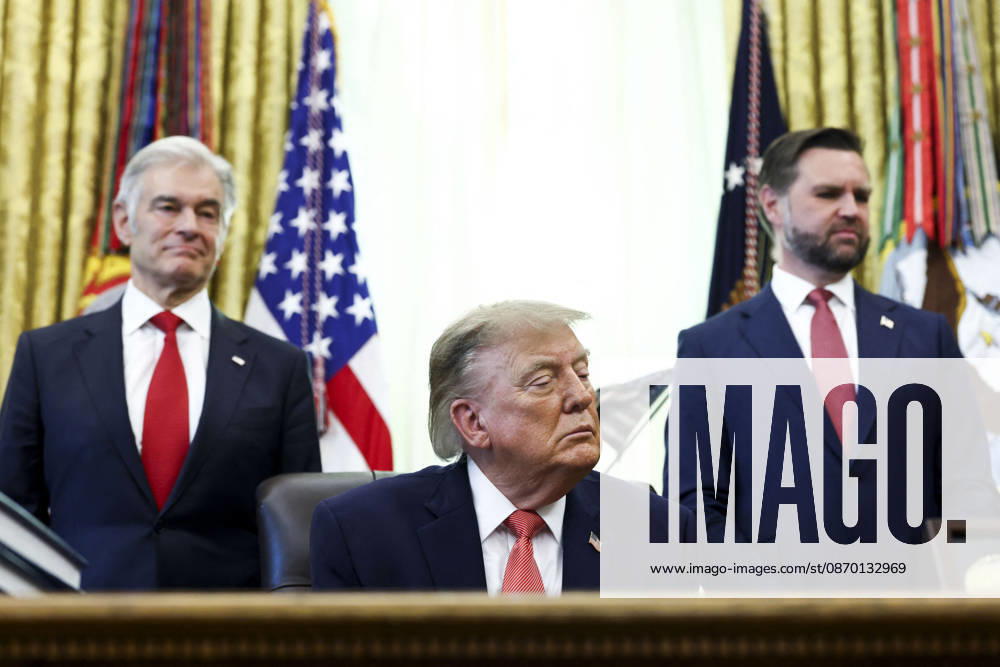 US President Trump speaks to reporters on taxpayer fraud US President Donald Trump, with Administrator of the Centers for Medicare & Medicaid Services Dr. Mehmet Oz (L) and Vice President JD Vance (R) speaks to reporters about efforts to crack down on taxpayer fraud in the Oval Office of the White House in Washington, DC, USA, 20 October 2026. WASHINGTON DISTRICT OF COLUMBIA United States