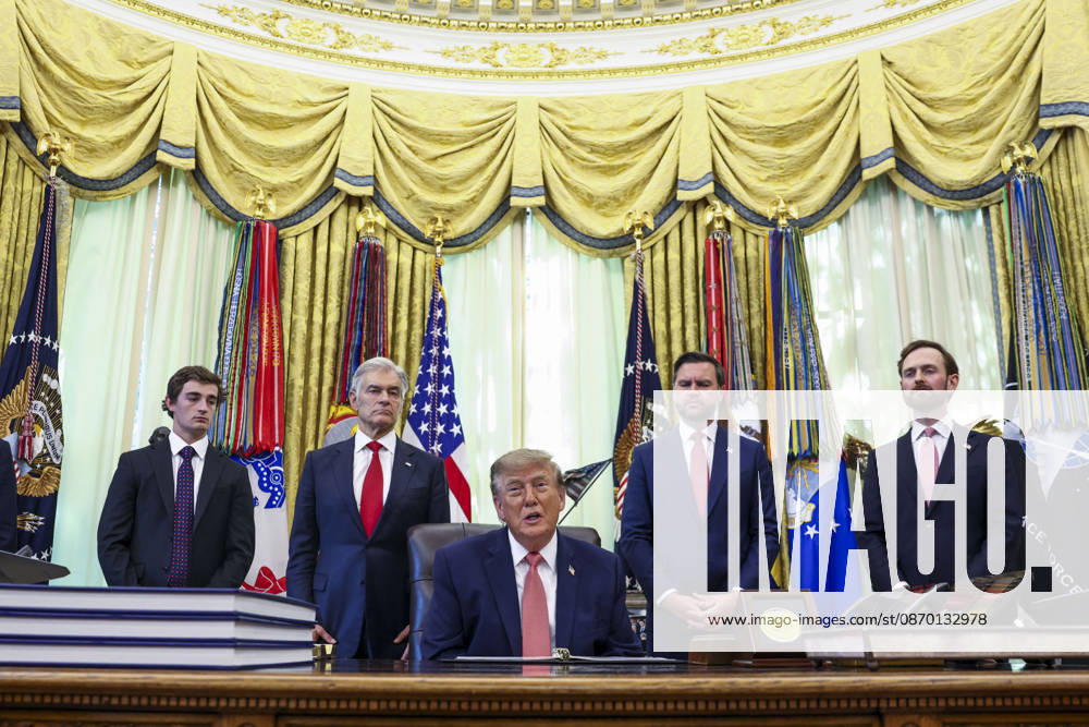 US President Trump speaks to reporters on taxpayer fraud US President Donald Trump, with right-wing social media influencer Nick Shirley (L) and Administrator of the Centers for Medicare & Medicaid Services Dr. Mehmet Oz (2-L), Vice President JD Vance (2-R) and Chairman of the Federal Trade Commission Andrew Ferguson (R), speaks to reporters about efforts to crack down on taxpayer fraud in the Oval Office of the White House in Washington, DC, USA, 20 October 2026. WASHINGTON DISTRICT OF COLUMBIA United States