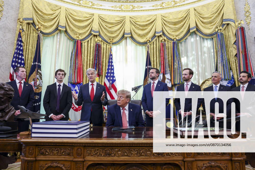 US President Trump speaks to reporters on taxpayer fraud Administrator of the Centers for Medicare & Medicaid Services Dr. Mehmet Oz , with Us President Donald Trump, delivers remarks about efforts to crack down on taxpayer fraud in the Oval Office of the White House in Washington, DC, USA, 20 October 2026. WASHINGTON DISTRICT OF COLUMBIA United States