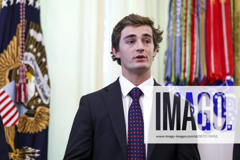 Right-wing social media influencer Nick Shirley speaks to reporters about efforts to crack down on taxpayer fraud in the Oval Office of the White House in Washington, DC on Tuesday, October 20, 2026. WASP20261020124 JIMxLOxSCALZO