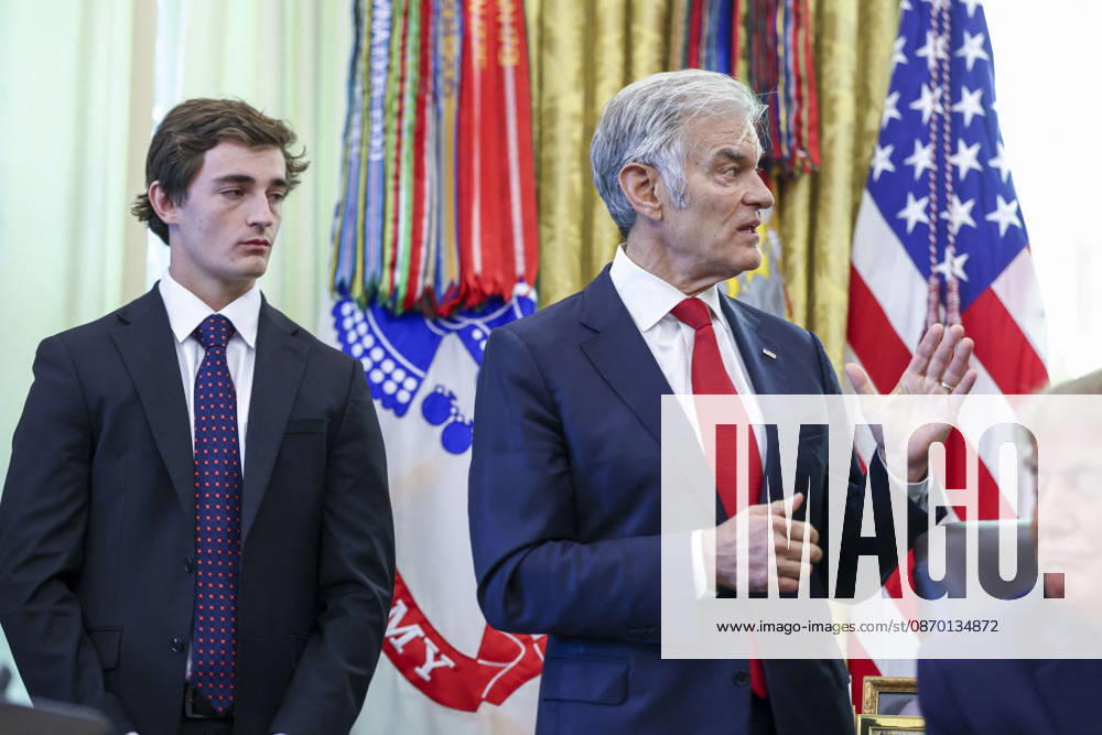 US President Trump speaks to reporters on taxpayer fraud Administrator of the Centers for Medicare & Medicaid Services Dr. Mehmet Oz (R), with right-wing social media influencer Nick Shirley (L), delivers remarks about efforts to crack down on taxpayer fraud in the Oval Office of the White House in Washington, DC, USA, 20 October 2026. WASHINGTON DISTRICT OF COLUMBIA United States