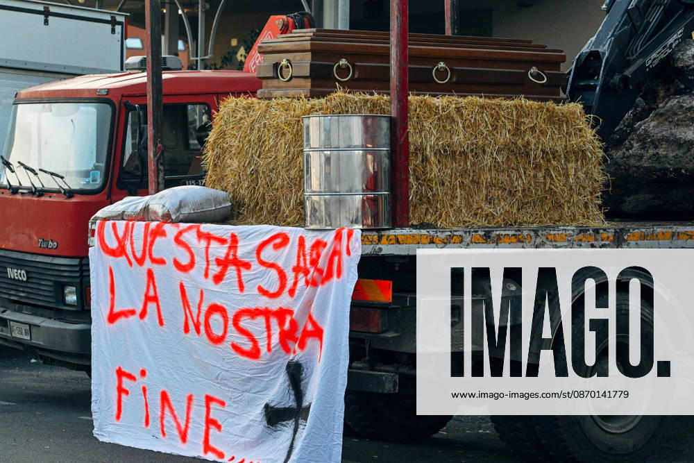 Shops closed due to protests in Vibo Valentia CALABRIA, ITALY - OCTOBER 20: A coffin with a while sheet quoting this will be our end seen at St. Onofrio’s crossroad.Protests for hight cost of living and fuel prices spontaneously organized by truck drivers and workers in agriculture sector sparkled in Calabria, South Italy, since early October, severely affecting supply chain distribution. in Vibo Valentia protests go on with closed shop, for disruption of HGV supply chain, and local audience attending pacific protests at S. Onofrio’s crossroad. Protests in Calabria will go on until October 27th. Valeria Ferraro Anadolu Calabria Italy. Editorial use only. Please get in touch for any other usage.