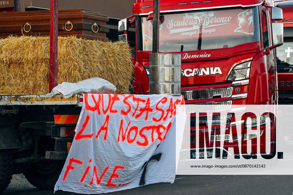 Truck drivers protest in Italy VIBO VALENTIA, ITALY - OCTOBER 20 : A coffin covered with a white banner reading this will be our end is displayed at the St. Onofrio crossroad as truck drivers and agricultural workers protest against high living costs and rising fuel prices in Vibo Valentia, Calabria region, Italy on October 20, 2026. Protests in Calabria, which have caused severe supply chain disruptions and shop closures, are expected to continue until October 27. Valeria Ferraro Anadolu Vibo Valentia Italy. Editorial use only. Please get in touch for any other usage.