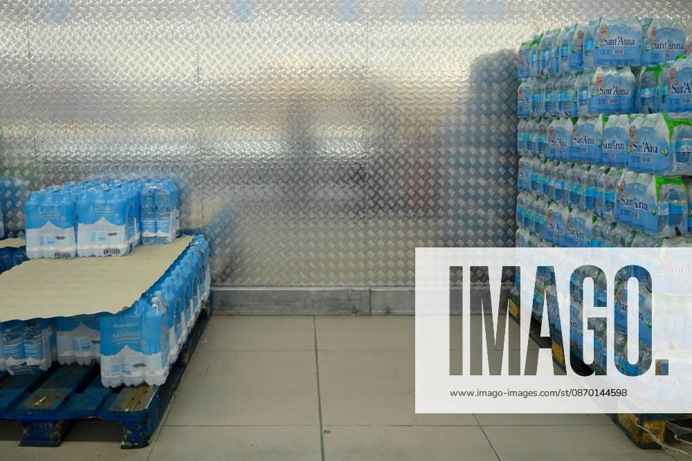 Empty shelves at a local store in Italy s Catanzaro Lido CATANZARO, ITALY - OCTOBER 20 : Empty shelves are seen at a supermarket in Catanzaro Lido as truck drivers and agricultural workers protest against high living costs and rising fuel prices in Catanzaro, Calabria region, Italy on October 20, 2026. The ongoing demonstrations across South Italy have severely affected supply chain distributions and food delivery. Valeria Ferraro Anadolu Catanzaro Italy. Editorial use only. Please get in touch for any other usage.
