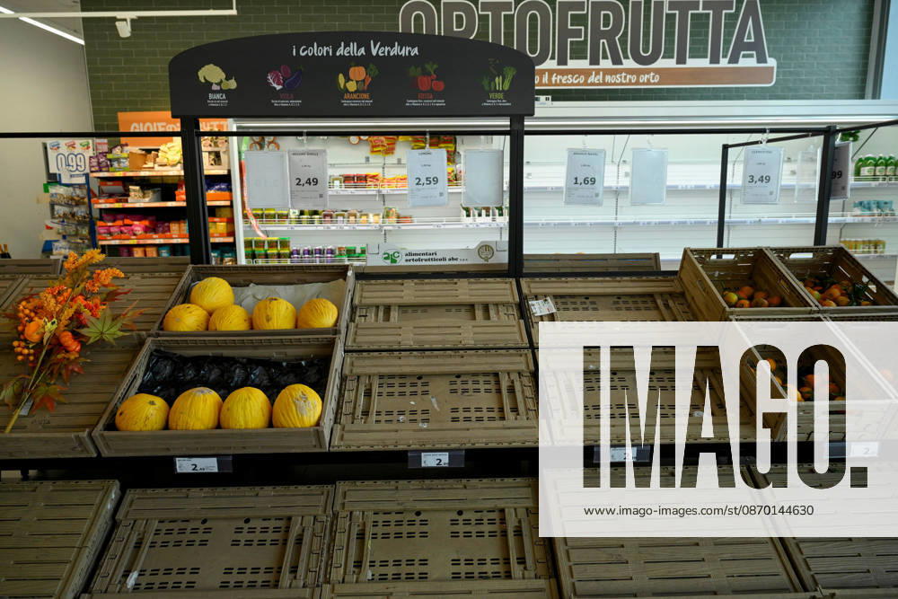 Empty shelves at a local store in Italy s Catanzaro Lido CATANZARO, ITALY - OCTOBER 20 : Empty shelves are seen at a supermarket in Catanzaro Lido as truck drivers and agricultural workers protest against high living costs and rising fuel prices in Catanzaro, Calabria region, Italy on October 20, 2026. The ongoing demonstrations across South Italy have severely affected supply chain distributions and food delivery. Valeria Ferraro Anadolu Catanzaro Italy. Editorial use only. Please get in touch for any other usage.