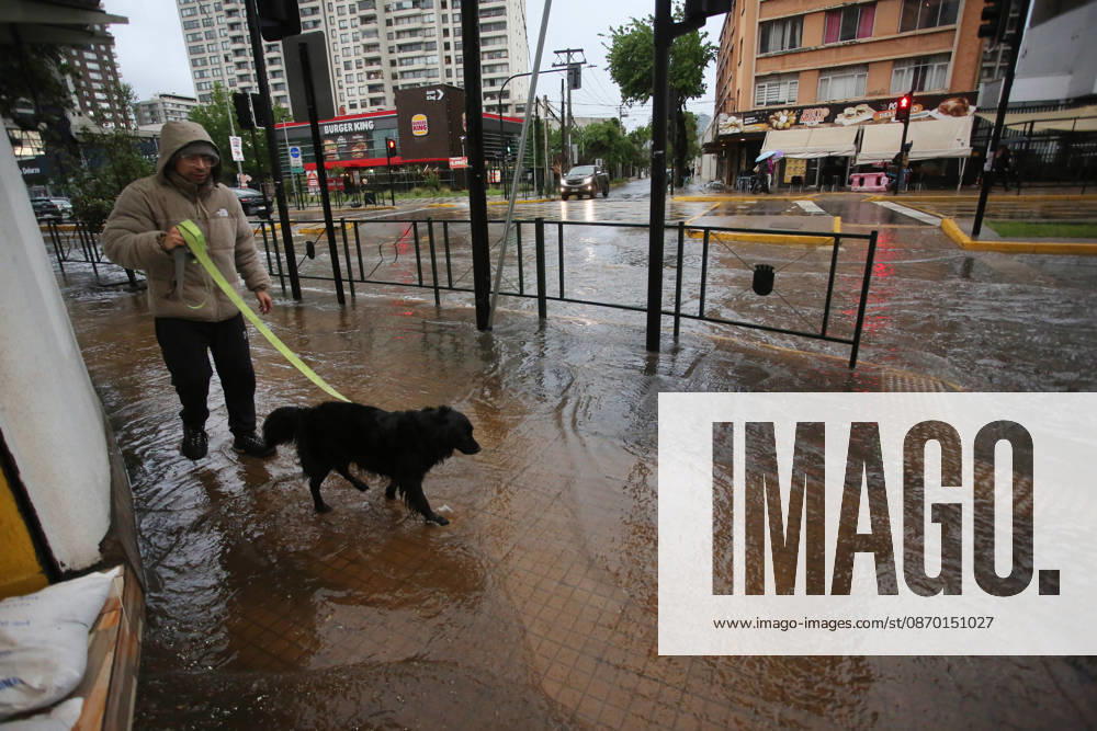 Santiago, October 20, 2026: Flooding at the intersection of Irarrazaval and Lo Encalada streets during the storm system affecting the metropolitan region. Jonnathan Oyarzun, Aton Chile, Santiago, Chile. Aton 1201203