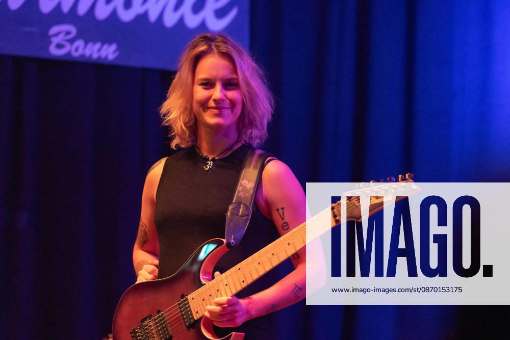 Yasi Hofer at Harmonie Bonn, October 26, 2010. Guitarist Yasi Hofer from Ulm will perform with her band at a concert at Harmonie Bonn. She will be playing there as part of her Best Of Tour 2026. Her style ranges from rock-inspired guitar parts to fusion and instrumental pieces passages. Bonn, Harmonie Bonn, North Rhine-Westphalia, Germany