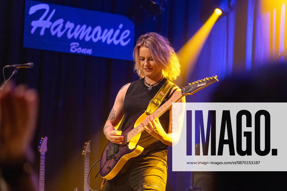 Yasi Hofer at Harmonie Bonn, October 26, 2010. Guitarist Yasi Hofer from Ulm will perform with her band at a concert at Harmonie Bonn. She will be playing there as part of her Best Of Tour 2026. Her style ranges from rock-inspired guitar parts to fusion and instrumental pieces passages. Bonn, Harmonie Bonn, North Rhine-Westphalia, Germany
