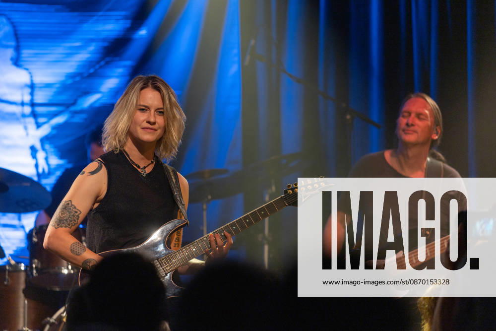Yasi Hofer and Band at Harmonie Bonn on October 26, 2020 Guitarist Yasi HOFER from Ulm, with her band: Steffen KNAUS on bass and Christoph SCHERER, drums, at a concert at Harmonie Bonn. They’re performing there as part of the Best Of Tour 2026. Their style ranges from rock-inspired guitar parts to fusion. Bonn Harmonie Bonn North Rhine-Westphalia Germany
