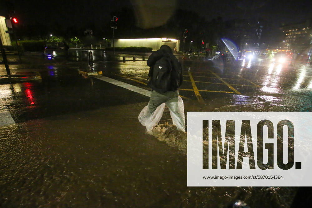 Santiago, October 20, 2026: A flooded street at the intersection of Camino el Alba and Apoquindo during the storm affecting the metropolitan region. Jonnathan Oyarzun, Aton Chile, Santiago, Chile. Aton 1201271
