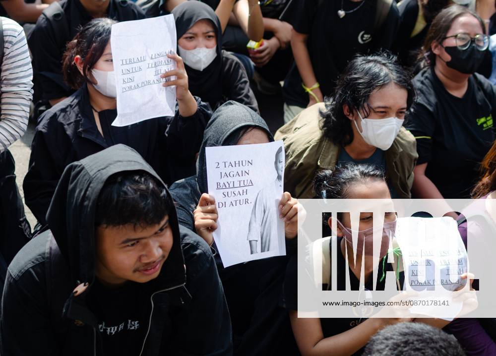 YOGYAKARTA, INDONESIA, OCTOBER 20, 2026: University students and activists hold banners and flags during a demonstration outside the Regional People s Representative Council (DPRD) building in Yogyakarta. The rally marks two years of President Prabowo Subianto and Vice President Gibran Rakabuming Rakaâ€⠢s administration, with protesters calling for policy reforms and greater government accountability. Yogyakarta Indonesia - ZUMAq101 20261020_zna_q101_281