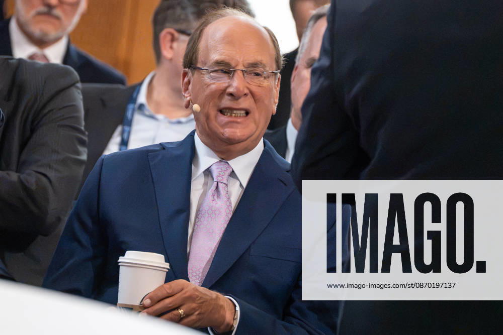 Larry Fink (Laurence Douglas Fink) with Starbucks Coffee s Pappbecker in the front row at the Berlin Global Dialogue in the former State Council building of the GDR; Berlin Global Dialogue 2026 (BGD 2026); theme: Advancing Alliances for a New Era ; Berlin, Germany; ESMT