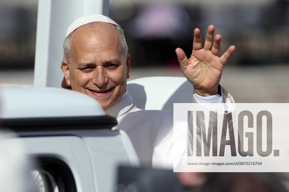 IPA89982071 - Vatican City - Italy, October 21, 2026: At the end of Mass, the pontiff leaves the square in the popemobile and greets the faithful. Pope Leo XIV presides over the Wednesday General Audience in St. Peters Square following his recovery from lung surgery. This morning, thousands of faithful and pilgrims from around the world gathered in St. Peters Square to attend the Wednesday General Audience with Pope Leo XIV. It was a moment of prayer, listening, and communion that filled the square with hope, reflection, and joy.