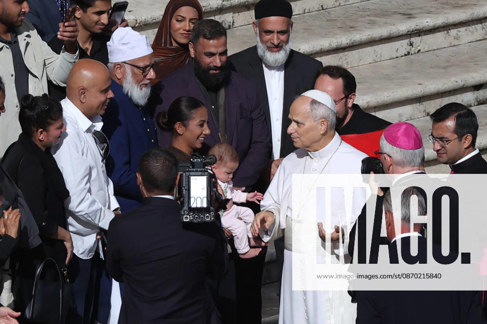 IPA89981739 - Vatican City - Italy, October 21, 2026: The Pope poses for a photo with a Muslim family who presents him with a copy of the Quran (The Majestic Kuran) Pope Leo XIV presides over the Wednesday General Audience in St. Peters Square following his recovery from lung surgery. This morning, thousands of faithful and pilgrims from around the world gathered in St. Peters Square to attend the Wednesday General Audience with Pope Leo XIV. It was a moment of prayer, listening, and fellowship that filled the square with hope, reflection, and joy.