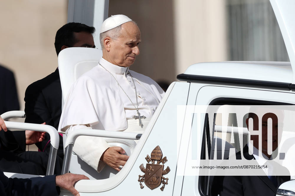 IPA89982051 - Vatican City - Italy, October 21, 2026: At the end of Mass, the pontiff leaves the square in the popemobile and greets the faithful. Pope Leo XIV presides over the Wednesday General Audience in St. Peters Square following his recovery from lung surgery. This morning, thousands of faithful and pilgrims from around the world gathered in St. Peters Square to attend the Wednesday General Audience with Pope Leo XIV. It was a moment of prayer, listening, and communion that filled the square with hope, reflection, and joy.