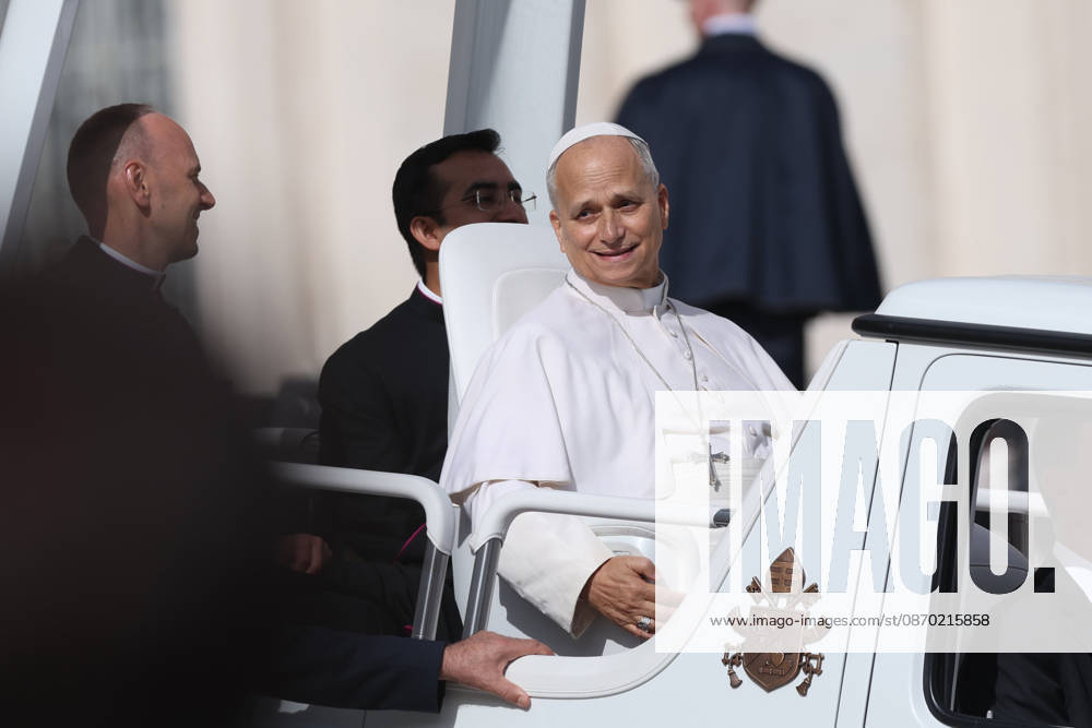 IPA89982057 - Vatican City - Italy, October 21, 2026: At the end of Mass, the pontiff leaves the square in the popemobile and greets the faithful. Pope Leo XIV presides over the Wednesday General Audience in St. Peters Square following his recovery from lung surgery. This morning, thousands of faithful and pilgrims from around the world gathered in St. Peters Square to attend the Wednesday General Audience with Pope Leo XIV. It was a moment of prayer, listening, and communion that filled the square with hope, reflection, and joy.
