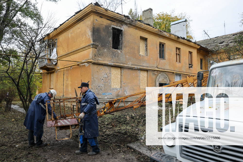 RUSSIA, DONETSK - OCTOBER 21, 2026: Utility workers use a lift platform to repair power lines after a Ukrainian drone strike on Proletarsky District. Dmitry Yagodkin TASS 99703687