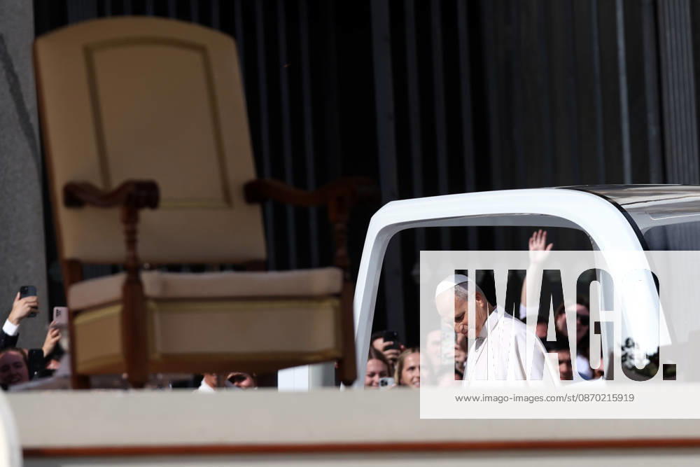 IPA89982044 - Vatican City - Italy, October 21, 2026: At the end of Mass, the pontiff leaves the square in the popemobile and greets the faithful. Pope Leo XIV presides over the Wednesday General Audience in St. Peters Square following his recovery from lung surgery. This morning, thousands of faithful and pilgrims from around the world gathered in St. Peters Square to attend the Wednesday General Audience with Pope Leo XIV. It was a moment of prayer, listening, and communion that filled the square with hope, reflection, and joy.
