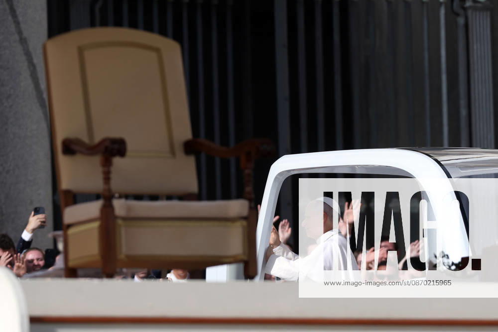 IPA89982037 - Vatican City - Italy, October 21, 2026: At the end of Mass, the pontiff leaves the square in the popemobile and greets the faithful. Pope Leo XIV presides over the Wednesday General Audience in St. Peters Square following his recovery from lung surgery. This morning, thousands of faithful and pilgrims from around the world gathered in St. Peters Square to attend the Wednesday General Audience with Pope Leo XIV. It was a moment of prayer, listening, and communion that filled the square with hope, reflection, and joy.