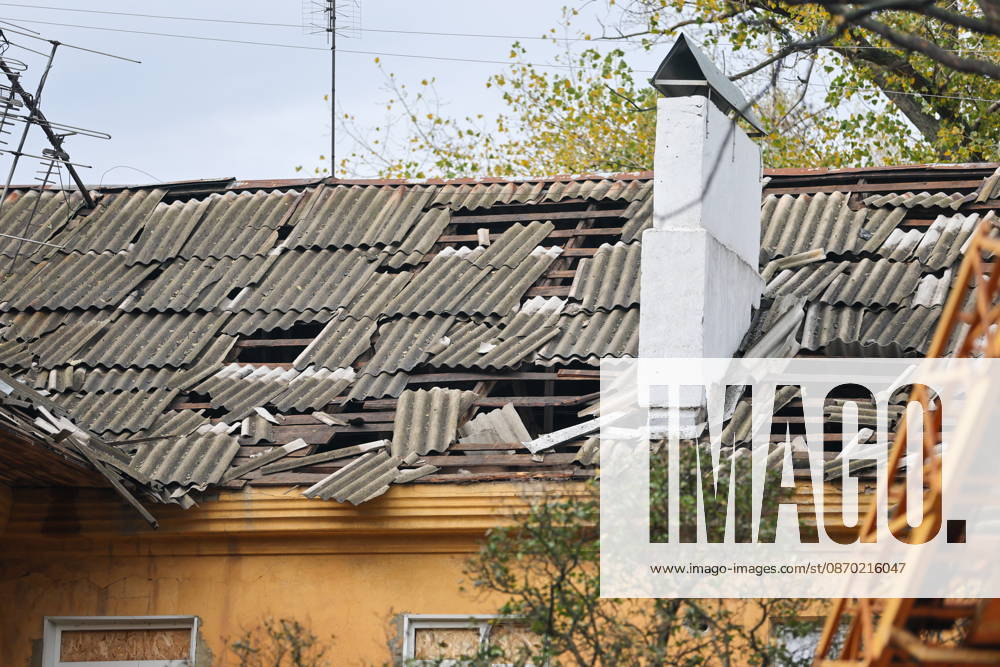 RUSSIA, DONETSK - OCTOBER 21, 2026: The roof of an apartment building suffers damage from a Ukrainian drone strike on Proletarsky District. Dmitry Yagodkin TASS 99703675