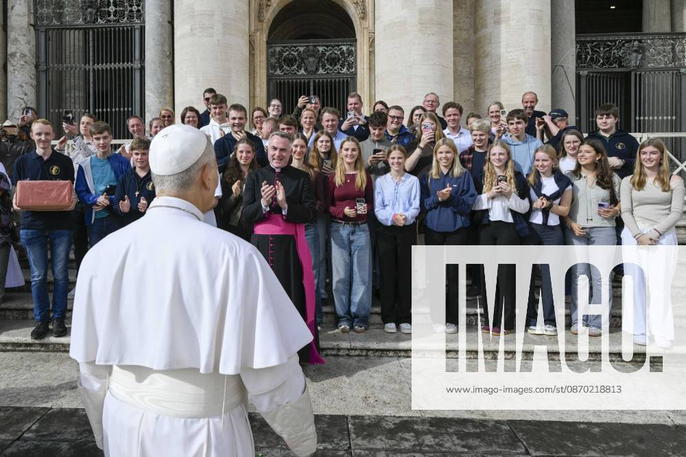IPA89982943 - Italy, Rome, Vatican, October 21, 2026 Pope Leo XIV presides over the weekly general audience in St. Peter s Square, Vatican City. Photograph by VATICAN MEDIA Catholic Press Photo. RESTRICTED TO EDITORIAL USE—NO MARKETING—NO ADVERTISING CAMPAIGNS.