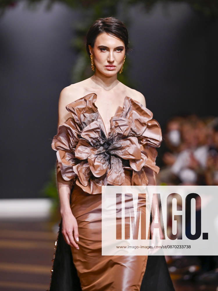 A model walks the runway during the ASNÃ‚Â s - SENORITO ORTEGA fashion show, as part of Atelier Couture, held at the Fabrica de Tapices, on october 20, 2026, in Madrid, Spain. Madrid Spain - ZUMAc312 20261021_zsp_c312_037