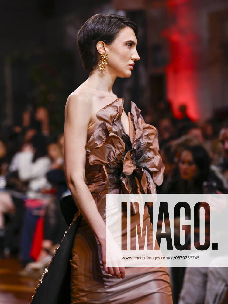 A model walks the runway during the ASNÃ‚Â s - SENORITO ORTEGA fashion show, as part of Atelier Couture, held at the Fabrica de Tapices, on october 20, 2026, in Madrid, Spain. Madrid Spain - ZUMAc312 20261021_zsp_c312_038