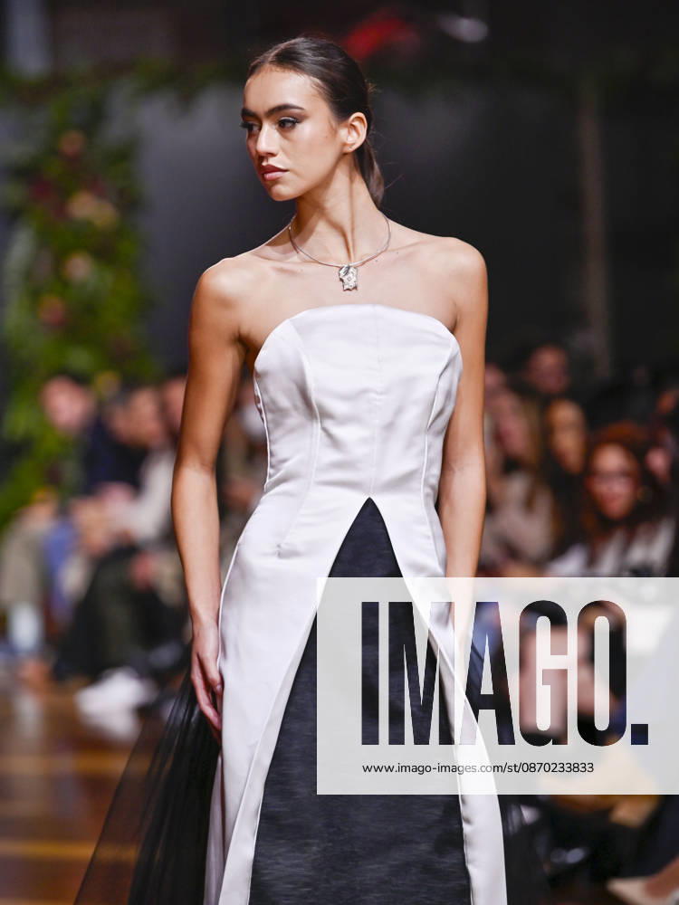 A model walks the runway during the ASNÃ‚Â s - SENORITO ORTEGA fashion show, as part of Atelier Couture, held at the Fabrica de Tapices, on october 20, 2026, in Madrid, Spain. Madrid Spain - ZUMAc312 20261021_zsp_c312_045