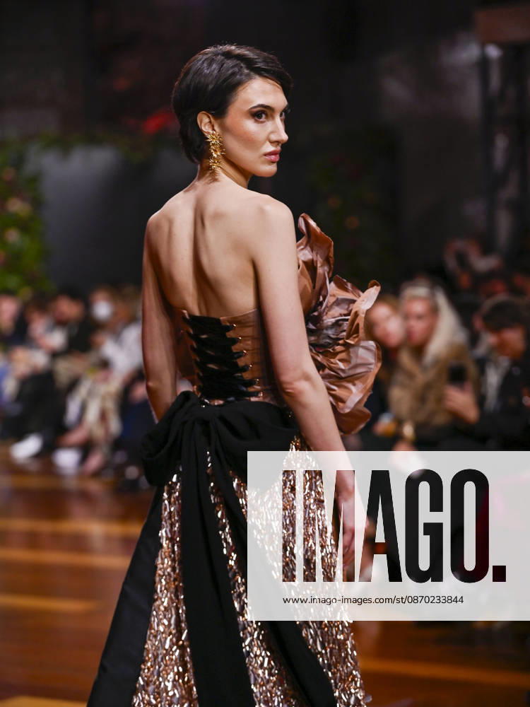 A model walks the runway during the ASNÃ‚Â s - SENORITO ORTEGA fashion show, as part of Atelier Couture, held at the Fabrica de Tapices, on october 20, 2026, in Madrid, Spain. Madrid Spain - ZUMAc312 20261021_zsp_c312_047