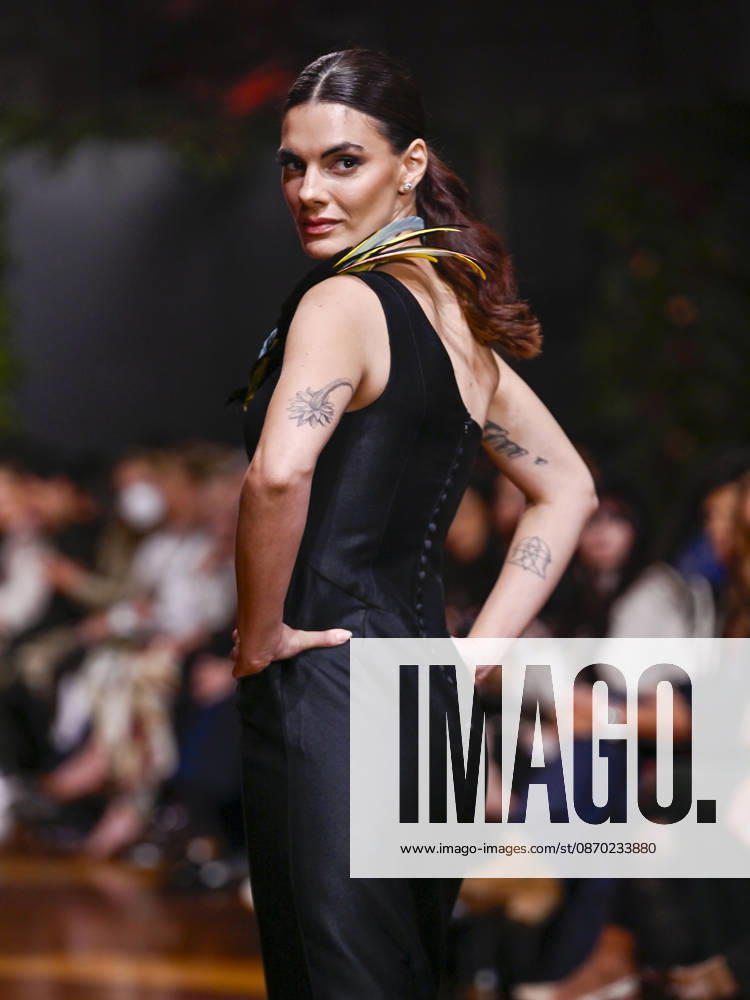 A model walks the runway during the ASNÃ‚Â s - SENORITO ORTEGA fashion show, as part of Atelier Couture, held at the Fabrica de Tapices, on october 20, 2026, in Madrid, Spain. Madrid Spain - ZUMAc312 20261021_zsp_c312_017