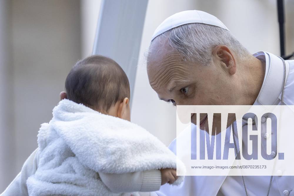 IPA89988236 - Italy, Rome, Vatican City, October 21, 2026: Pope Leo XIV during his weekly general audience in St. Peter s Square at the Vatican. Photo: Copyright Claudio Asquini Catholipressphoto