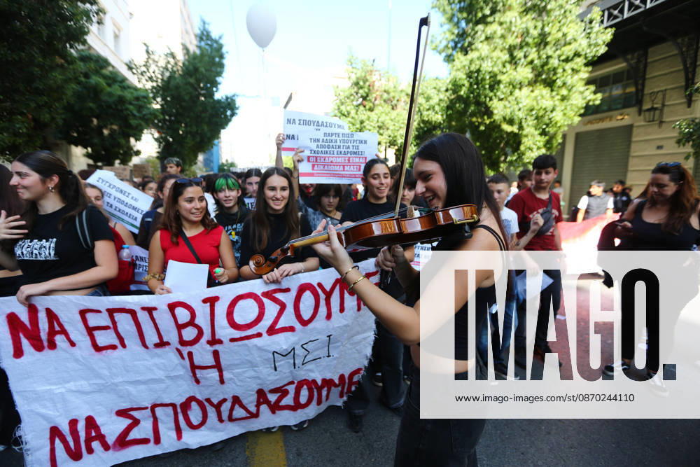 Students, school pupils, teachers and university professors take part in a large education protest. Thousands of demonstrators march through the city center, carrying banners and chanting slogans during the mass mobilization. Athens GREECE - ZUMAx103 20261021_zip_x103_020