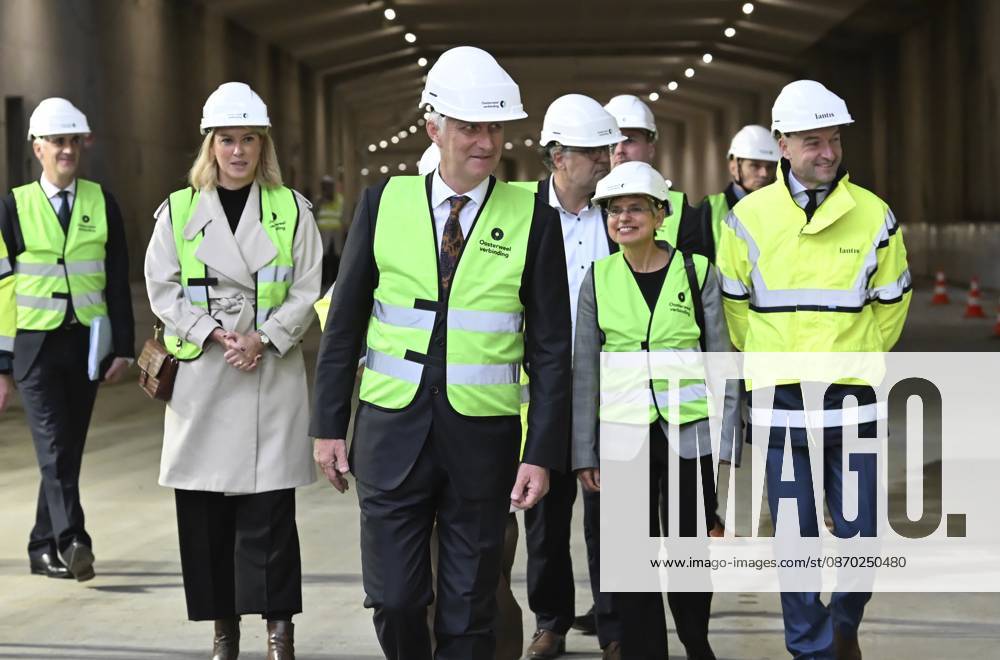 The King Crosses The Oosterweel Tunnel ANTWERPEN, BELGIUM - OCTOBER 21 : King Philippe crosses the Oosterweel tunnel during his visit of the construction site of the Oosterweel Link in Antwerp. This major infrastructure project, led by the project owner Lantis, will complete the Antwerp Ring Road (R1) through a complex system of new tunnels. The link aims to structurally resolve the traffic congestion around Antwerp by diverting heavy port and through traffic via an additional Scheldt tunnel. Antwerpen, Belgium, 21 10 2026 Antwerpen Belgium