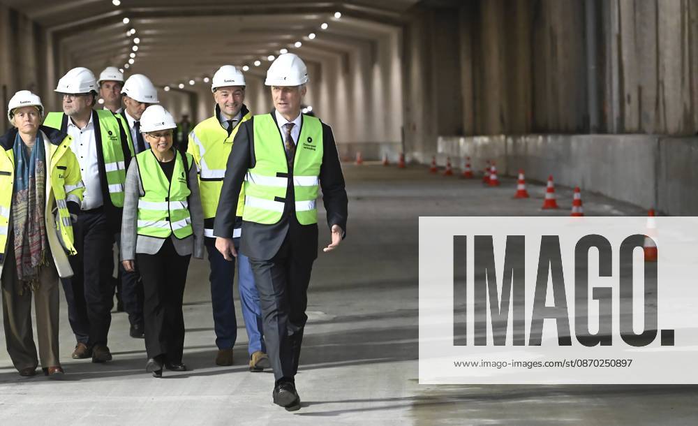 The King Crosses The Oosterweel Tunnel ANTWERPEN, BELGIUM - OCTOBER 21 : King Philippe crosses the Oosterweel tunnel during his visit of the construction site of the Oosterweel Link in Antwerp. This major infrastructure project, led by the project owner Lantis, will complete the Antwerp Ring Road (R1) through a complex system of new tunnels. The link aims to structurally resolve the traffic congestion around Antwerp by diverting heavy port and through traffic via an additional Scheldt tunnel. Antwerpen, Belgium, 21 10 2026 Antwerpen Belgium