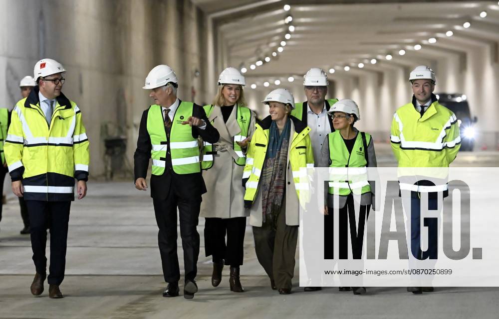 The King Crosses The Oosterweel Tunnel ANTWERPEN, BELGIUM - OCTOBER 21 : King Philippe crosses the Oosterweel tunnel during his visit of the construction site of the Oosterweel Link in Antwerp. This major infrastructure project, led by the project owner Lantis, will complete the Antwerp Ring Road (R1) through a complex system of new tunnels. The link aims to structurally resolve the traffic congestion around Antwerp by diverting heavy port and through traffic via an additional Scheldt tunnel. Antwerpen, Belgium, 21 10 2026 Antwerpen Belgium
