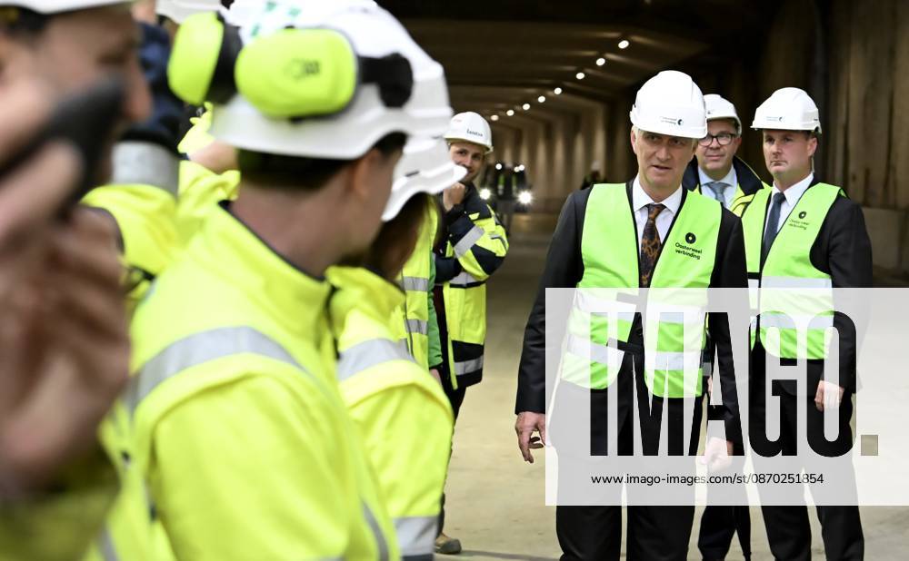 The King Crosses The Oosterweel Tunnel ANTWERPEN, BELGIUM - OCTOBER 21 : King Philippe crosses the Oosterweel tunnel during his visit of the construction site of the Oosterweel Link in Antwerp. This major infrastructure project, led by the project owner Lantis, will complete the Antwerp Ring Road (R1) through a complex system of new tunnels. The link aims to structurally resolve the traffic congestion around Antwerp by diverting heavy port and through traffic via an additional Scheldt tunnel. Antwerpen, Belgium, 21 10 2026 Antwerpen Belgium