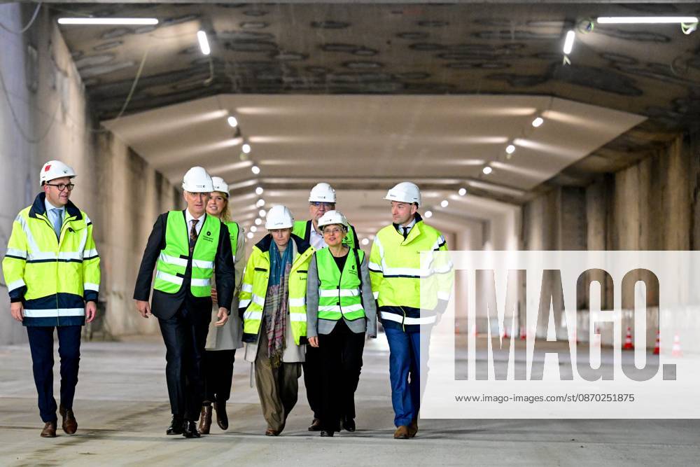 King Philippe - Filip of Belgium; acting Antwerp mayor Els Van Doesburg; Flemish Minister Annick De Ridder; Antwerp province governor Cathy Berx and Antwerp alderman Koen Kennis pictured during a royal visit to the Oosterweel construction site on Wednesday 21 October 2026 in Antwerp. The Oosterweelverbinding is a major infrastructure and urban renewal project designed to close the northern section of the Antwerp Ring Road (R1). DIRKxWAEM 190514713