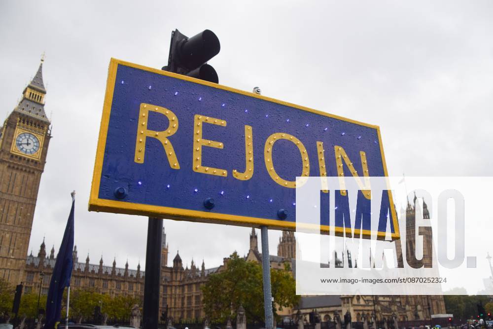 A Rejoin placard is seen during the weekly anti-Brexit and pro-EU protest in Parliament Square. London United Kingdom - ZUMAs197 20261021_aaa_s197_110
