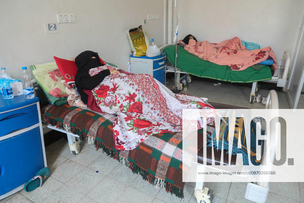 Healthcare crisis deepens in war-torn Yemeni city of Taiz TAIZ, YEMEN - OCTOBER 21: Wounded Yemeni civilians receive treatment under dire conditions at Al-Thawra Hospital, the city s largest public hospital, in Taiz, Yemen, on October 21, 2026. As intense clashes persist between Yemeni government forces and Iran-backed Houthi rebels for control of the strategically located province, healthcare facilities face severe disruption due to critical fuel shortages while thousands of displaced and conflict-affected families struggle to survive. Hamza Mustafa Anadolu Taiz Yemen. Editorial use only. Please get in touch for any other usage.