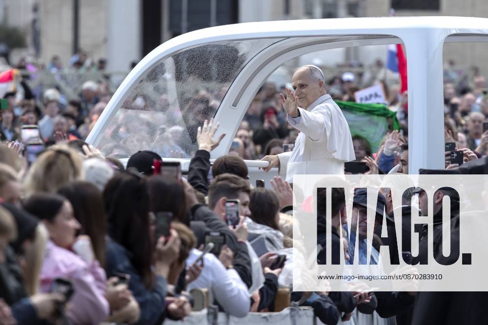Pope Leo XIV waves as he arrives for his weekly general audience in St. Peter s square at the Vatican.Pope Leo XIV during Weekly General Audience in Vatican City Vatican City Vatican - ZUMAs197 20261021_aaa_s197_284
