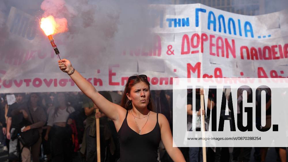 ATHENS, GREECE, OCTOBER 21, 2026: Students and educators march through central Athens towards the Greek Parliament during nationwide education protests and teachers strike action. Demonstrators demand increased public education funding, improved school facilities, smaller classes and higher teachers salaries, while opposing education privatisation. Athens Greece - ZUMAq101 20261021_zna_q101_257