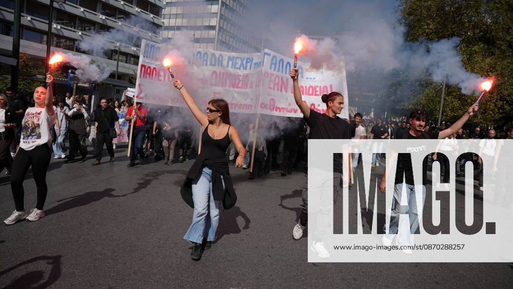 ATHENS, GREECE, OCTOBER 21, 2026: Students and educators march through central Athens towards the Greek Parliament during nationwide education protests and teachers strike action. Demonstrators demand increased public education funding, improved school facilities, smaller classes and higher teachers salaries, while opposing education privatisation. Athens Greece - ZUMAq101 20261021_zna_q101_259