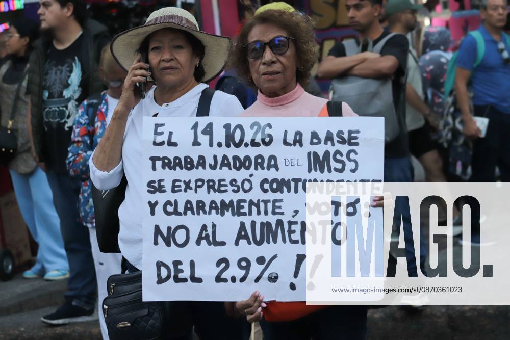 MEXICO Mexico City, MEXICO - OCTOBER 21, 2026: Workers and retirees from the Mexican Social Security Institute (IMSS) are once again taking to the streets of Mexico City to demand the resignation of the general secretary of the National Union of Social Security Workers, the supply of medical supplies and equipment, and a direct pay raise based on the pay scale. Photo: JNA Press. Mexico City Mexico - ZUMAq101 20261021_zna_q101_267