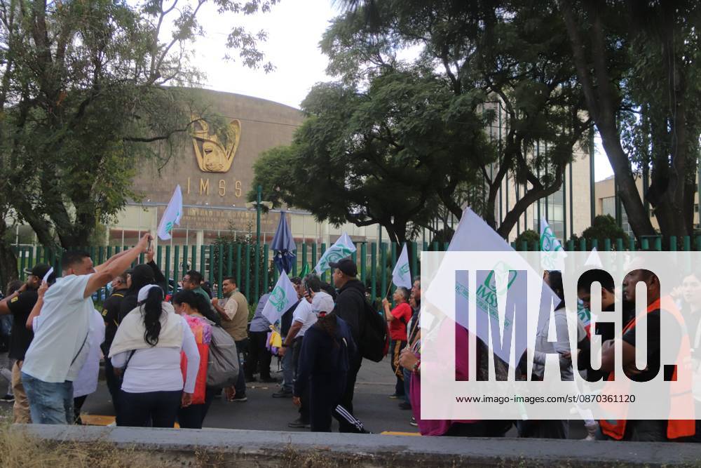 MEXICO Mexico City, MEXICO - OCTOBER 21, 2026: Workers and retirees from the Mexican Social Security Institute (IMSS) are once again taking to the streets of Mexico City to demand the resignation of the general secretary of the National Union of Social Security Workers, the supply of medical supplies and equipment, and a direct pay raise based on the pay scale. Photo: JNA Press. Mexico City Mexico - ZUMAq101 20261021_zna_q101_272