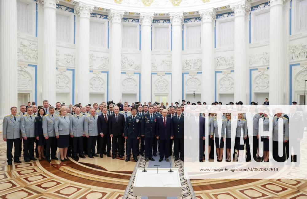Russia Putin Federal Customs Service 9270516 22.10.2026 Russian President Vladimir Putin and staff members of the Federal Customs Service pose for a photo after a ceremony to present the agency with its banner at the Kremlin in Moscow, Russia. Gavriil Grigorov Sputnik Moscow Russia