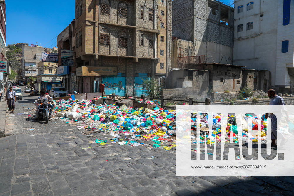 Streets of Taiz fill with waste as fuel supplies are cut off TAIZ, YEMEN - OCTOBER 22: Piles of garbage and waste accumulate are seen on streets in Taiz, Yemen on October 22, 2026. Waste collection activities have almost ground to a halt as Houthi forces launched a counter-offensive against government troops, besieging the strategically located city, blocking roads, and preventing fuel delivery to the region alongside ongoing security issues. Hamza Mustafa Anadolu Taiz Yemen. Editorial use only. Please get in touch for any other usage.