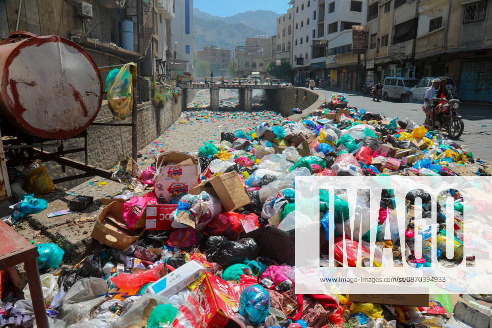 Streets of Taiz fill with waste as fuel supplies are cut off TAIZ, YEMEN - OCTOBER 22: Piles of garbage and waste accumulate are seen on streets in Taiz, Yemen on October 22, 2026. Waste collection activities have almost ground to a halt as Houthi forces launched a counter-offensive against government troops, besieging the strategically located city, blocking roads, and preventing fuel delivery to the region alongside ongoing security issues. Hamza Mustafa Anadolu Taiz Yemen. Editorial use only. Please get in touch for any other usage.