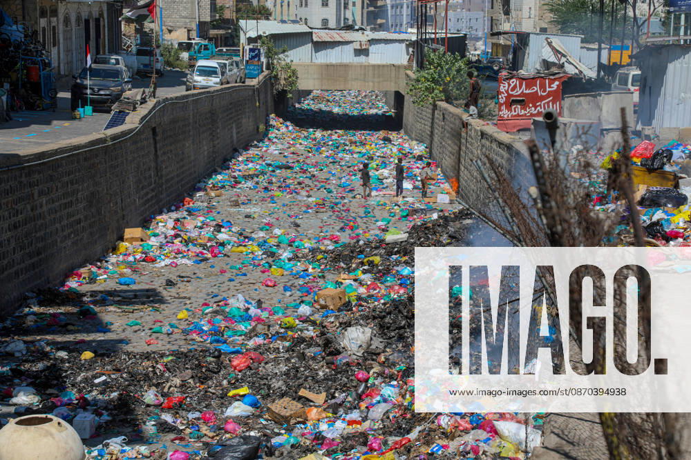 Streets of Taiz fill with waste as fuel supplies are cut off TAIZ, YEMEN - OCTOBER 22: Piles of garbage and waste accumulate are seen on streets in Taiz, Yemen on October 22, 2026. Waste collection activities have almost ground to a halt as Houthi forces launched a counter-offensive against government troops, besieging the strategically located city, blocking roads, and preventing fuel delivery to the region alongside ongoing security issues. Hamza Mustafa Anadolu Taiz Yemen. Editorial use only. Please get in touch for any other usage.