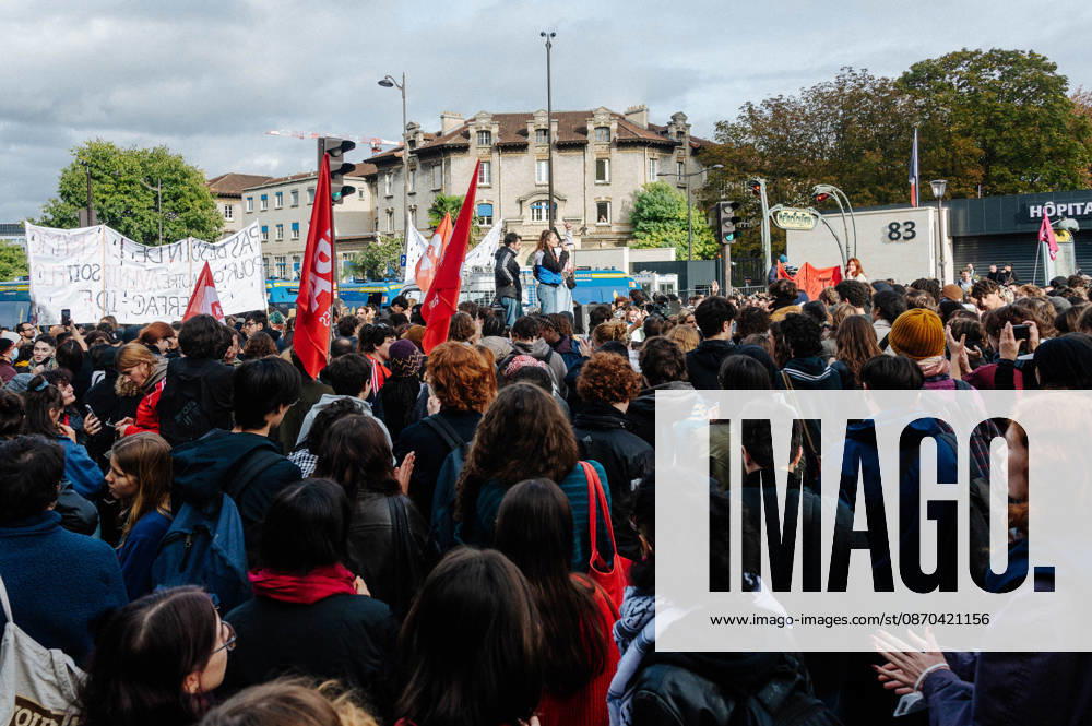 On Thursday, October 22, 2026, the high school and student protest planned in Paris, starting from the PitiÃ -SalpÃªtriere hospital (13th arrondissement), is finally being held as a static gathering. Banned on Wednesday by the Police Prefecture and then authorized by the administrative court, it saw a new prefectural decree cancel the march toward Place de la Bastille. Hundreds of protesters are gathered in front of the hospital, while several metro stations (Place d Italie, Austerlitz, Bastille) have remained closed since 10 a.m. - 22 10 2026 - France Paris Paris - JanxSchmidt-Whitley LexPictorium LePictorium_0344756