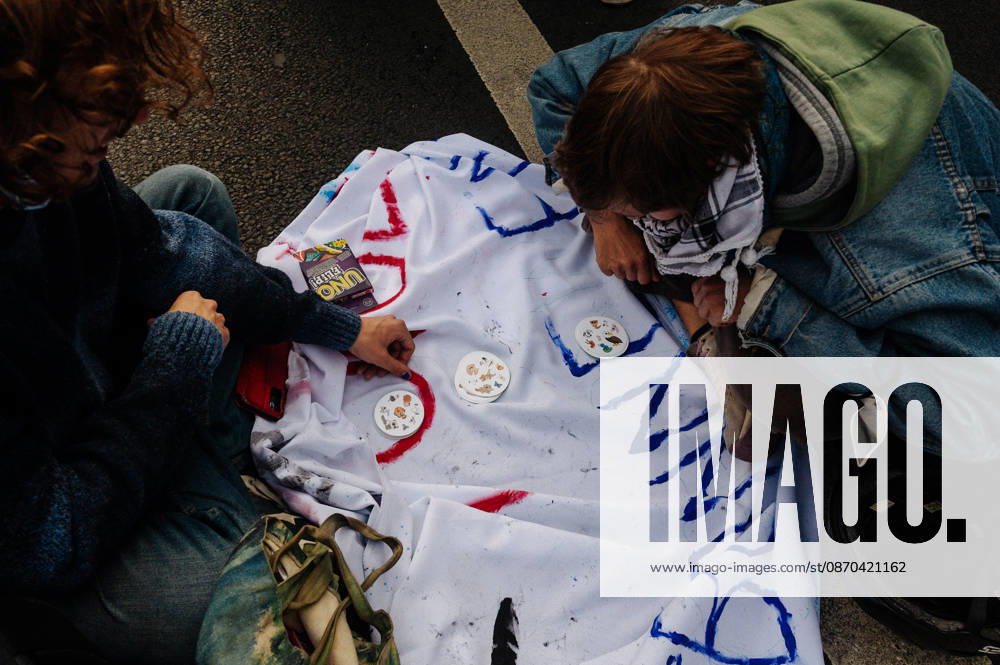 On Thursday, October 22, 2026, the high school and student protest planned in Paris, starting from the Pitià -Salpêtriere hospital (13th arrondissement), is finally being held as a static gathering. Banned on Wednesday by the Police Prefecture and then authorized by the administrative court, it saw a new prefectural decree cancel the march toward Place de la Bastille. Hundreds of protesters are gathered in front of the hospital, while several metro stations (Place d Italie, Austerlitz, Bastille) have remained closed since 10 a.m. - 22 10 2026 - France Paris Paris - JanxSchmidt-Whitley LexPictorium LePictorium_0344758